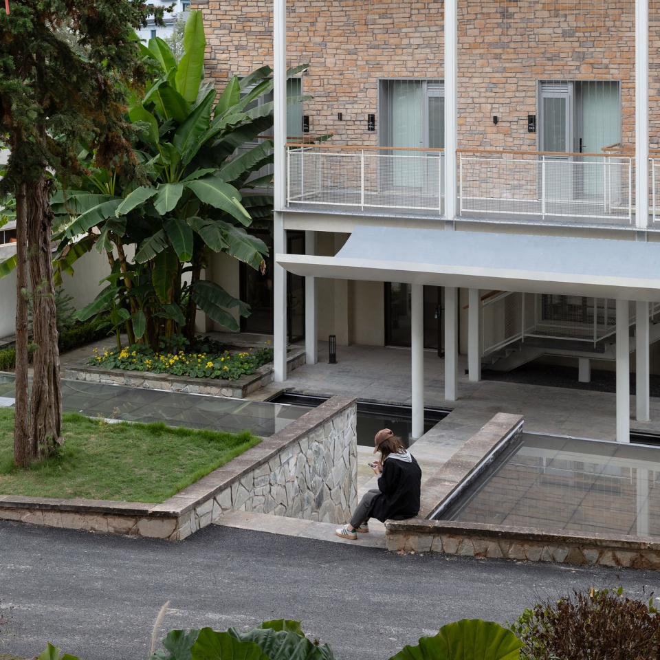 Xianjing Village Qingyi Lodge by HsuDu Architects