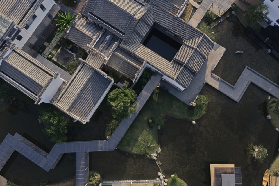 HUANGSHAN MISTYRAIN RESORT HOTEL by SEEKING IN THE DREAM RESTING BY THE WATER