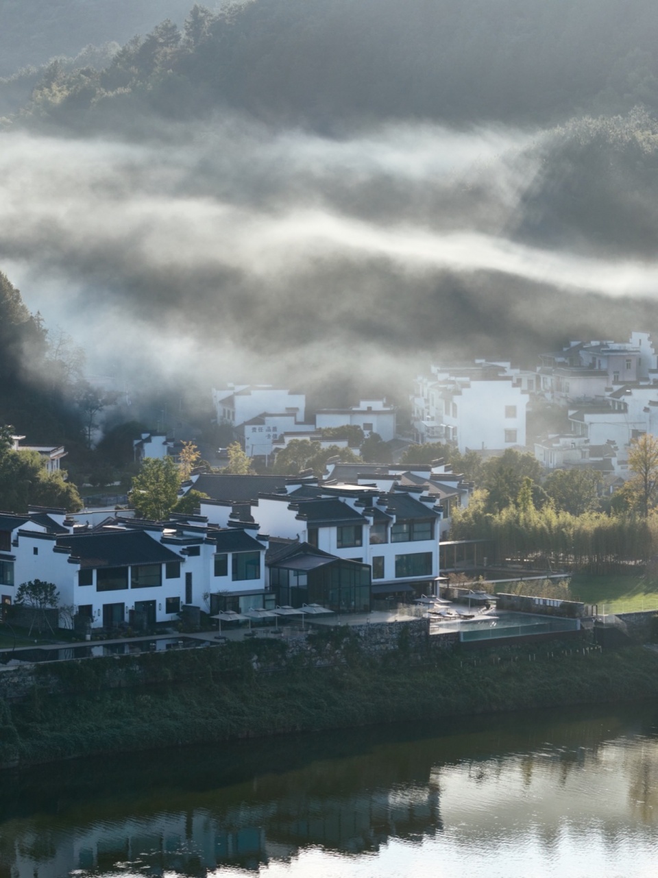 HUANGSHAN MISTYRAIN RESORT HOTEL by SEEKING IN THE DREAM RESTING BY THE WATER