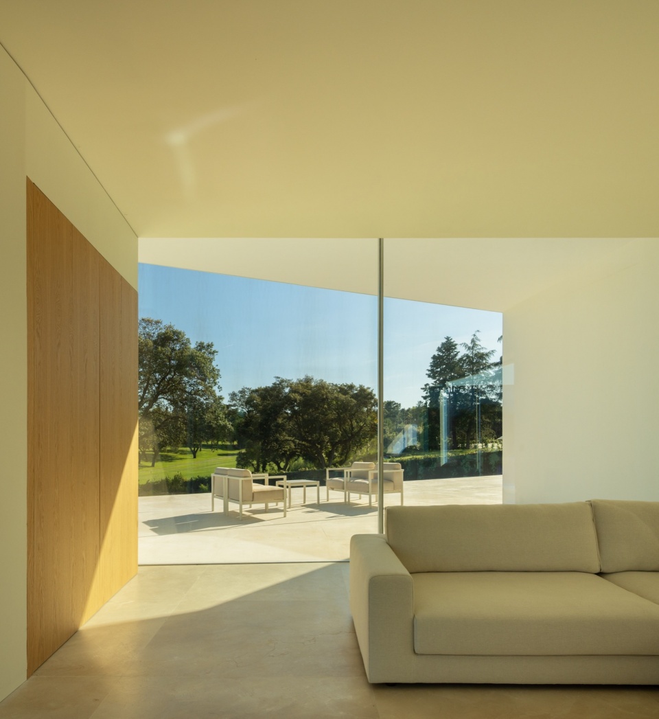 VILLA LAGO LA MORALEJA by FRAN SILVESTRE ARQUITECTOS