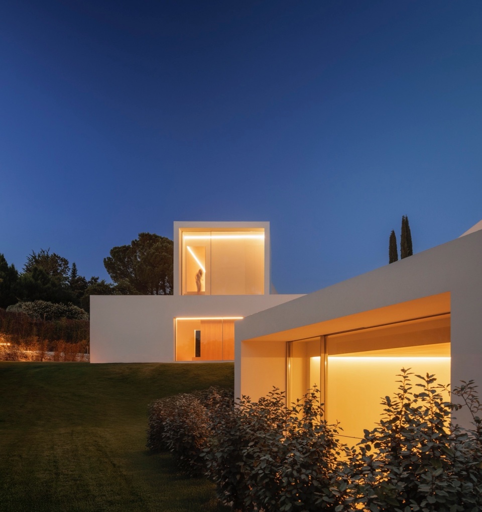VILLA LAGO LA MORALEJA by FRAN SILVESTRE ARQUITECTOS