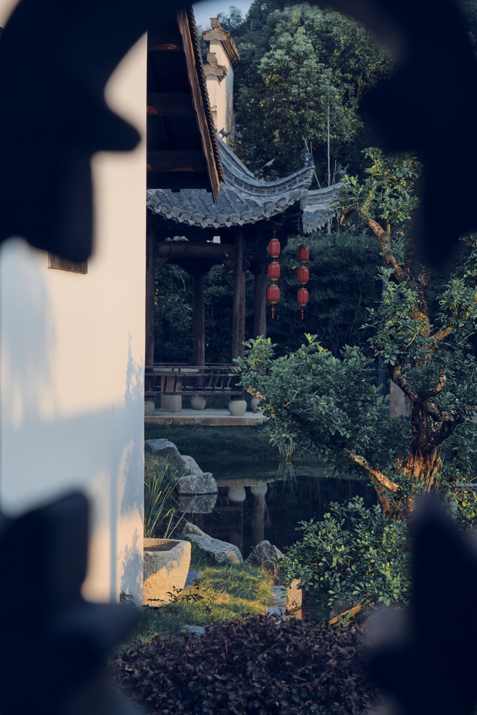 HUANGSHAN MISTYRAIN RESORT HOTEL by SEEKING IN THE DREAM RESTING BY THE WATER