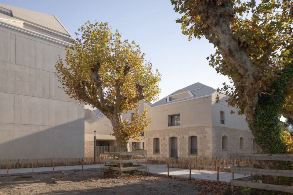 63 housing units by OLGGA