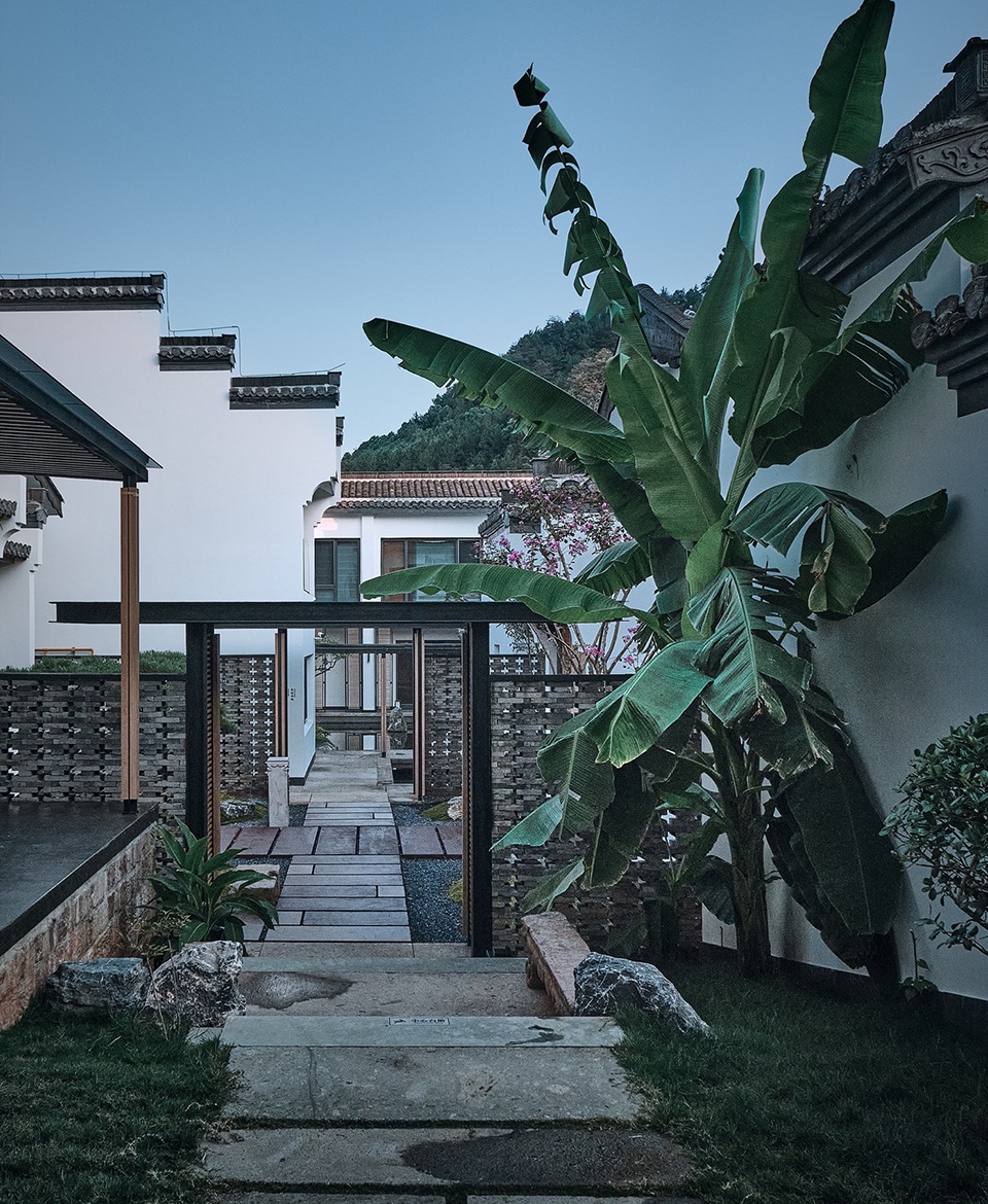 HUANGSHAN MISTYRAIN RESORT HOTEL by SEEKING IN THE DREAM RESTING BY THE WATER
