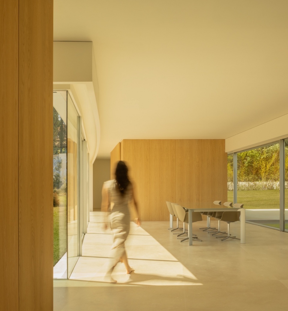 VILLA LAGO LA MORALEJA by FRAN SILVESTRE ARQUITECTOS
