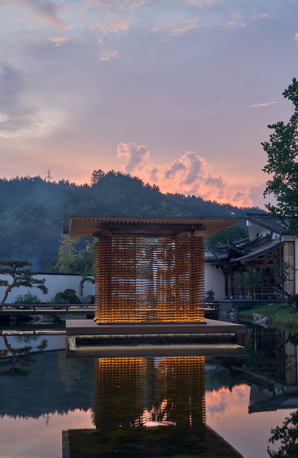 HUANGSHAN MISTYRAIN RESORT HOTEL by SEEKING IN THE DREAM RESTING BY THE WATER