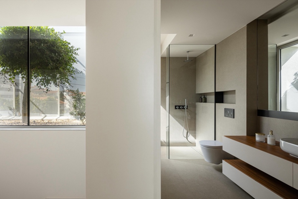 Minimalist White House by Arquitetura501