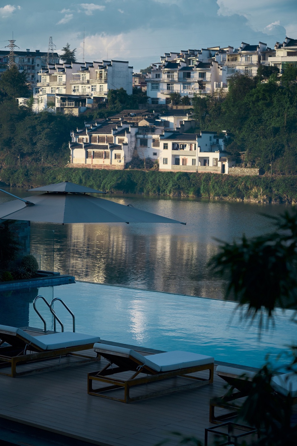 HUANGSHAN MISTYRAIN RESORT HOTEL by SEEKING IN THE DREAM RESTING BY THE WATER