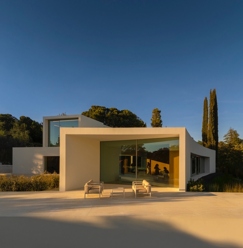 VILLA LAGO LA MORALEJA by FRAN SILVESTRE ARQUITECTOS