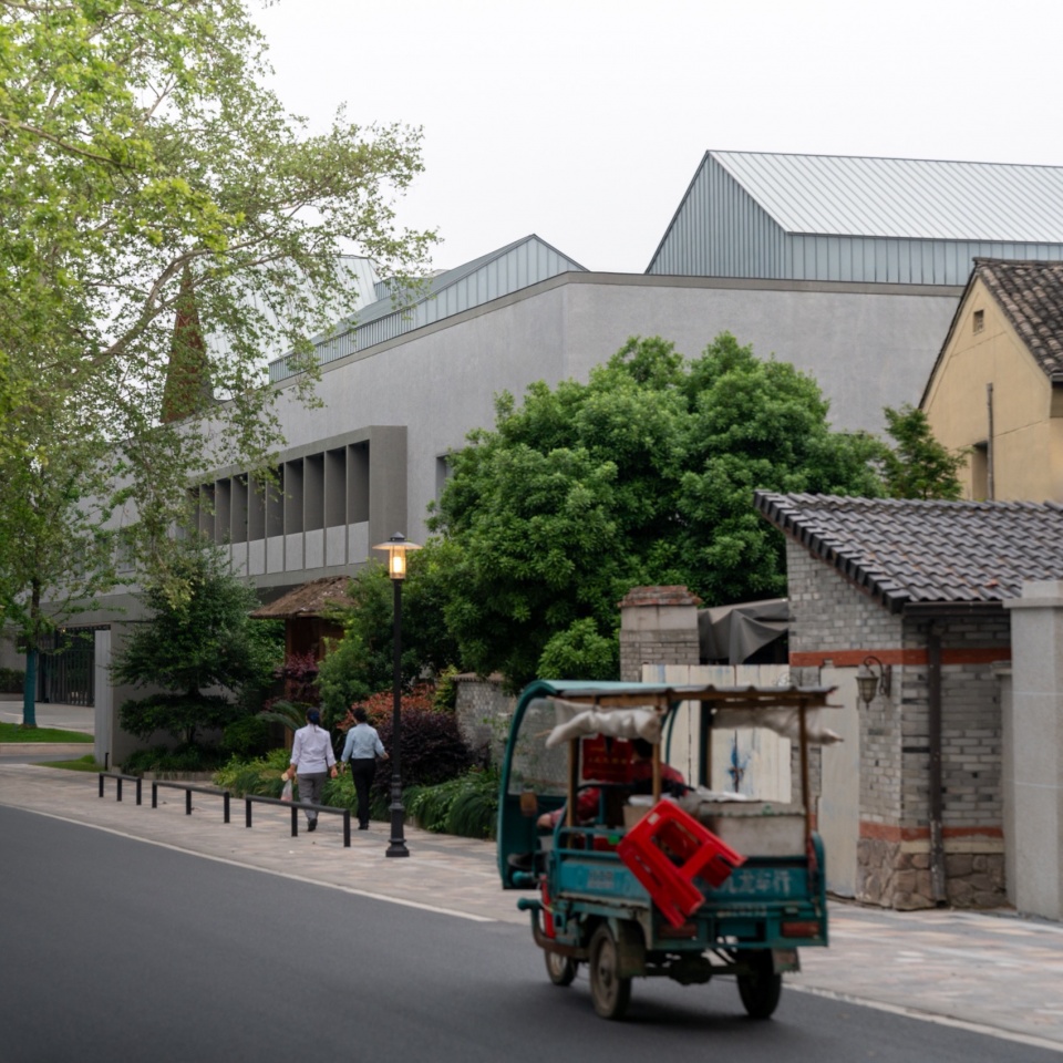 Mogan Yujie 7Hills Yard Hillstation Brand Center by ConCom Studio