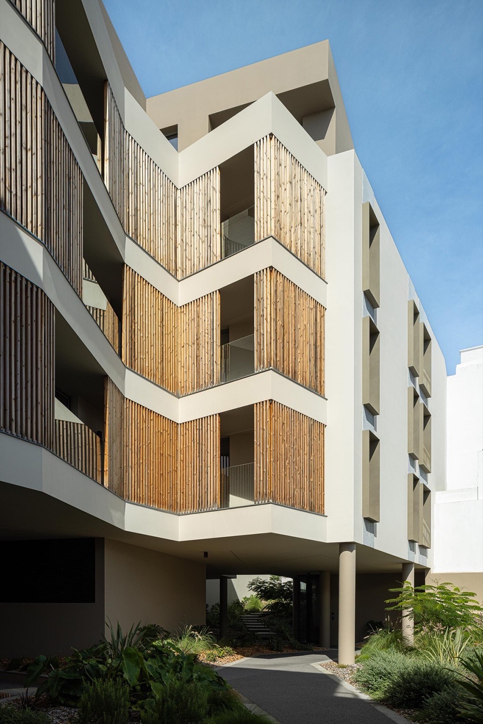 ERNESTO DO CANTO by BOX arquitectos