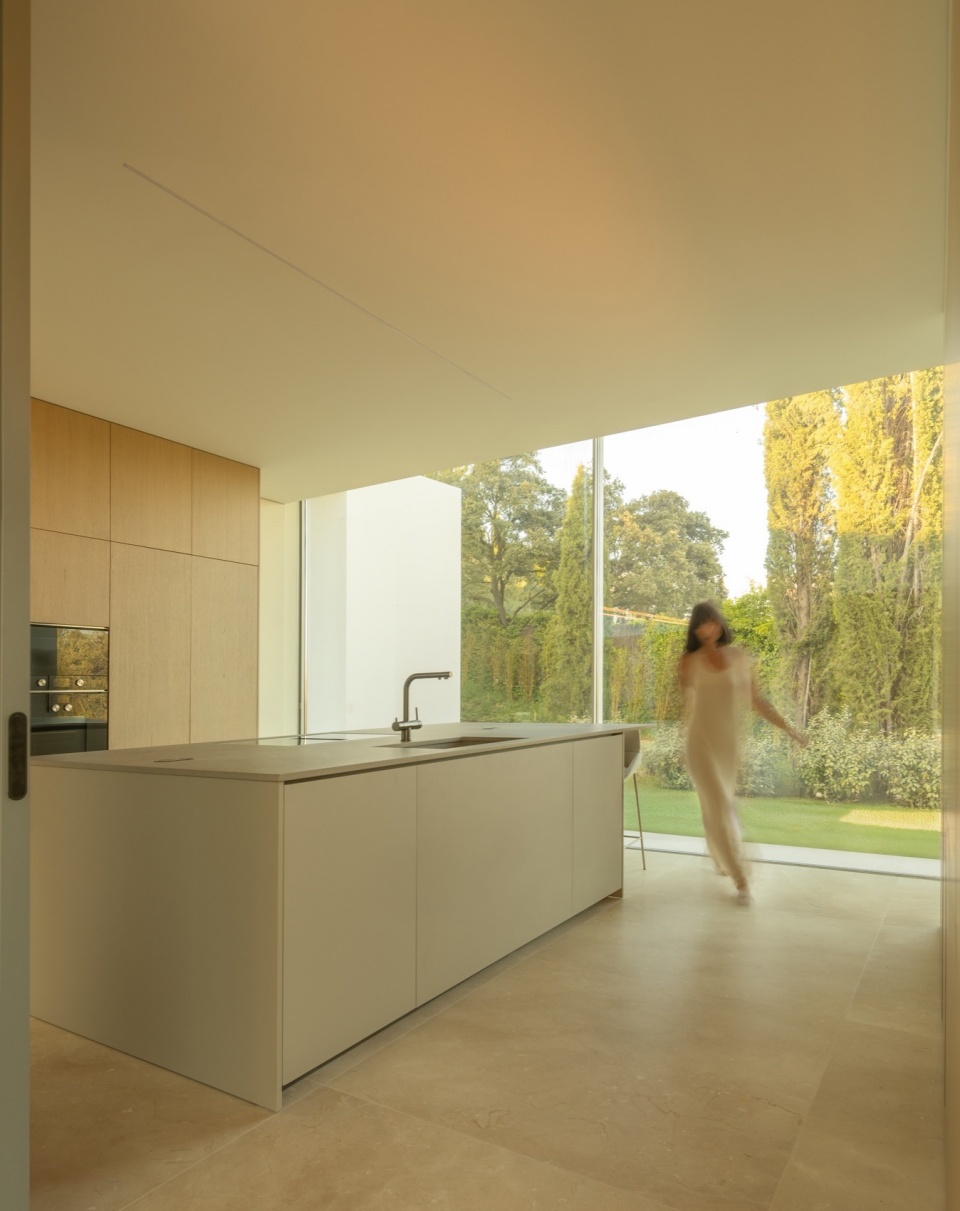 VILLA LAGO LA MORALEJA by FRAN SILVESTRE ARQUITECTOS