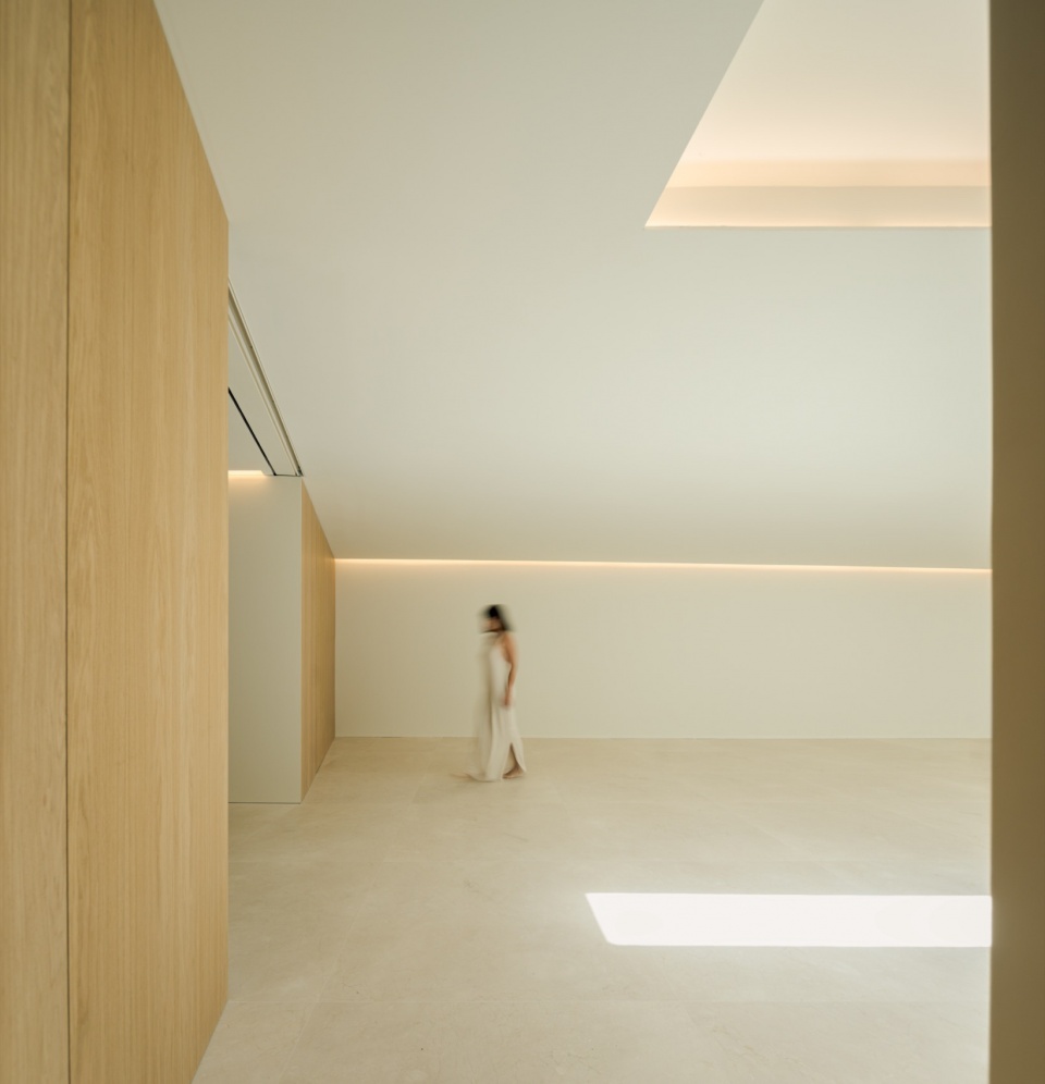 VILLA LAGO LA MORALEJA by FRAN SILVESTRE ARQUITECTOS