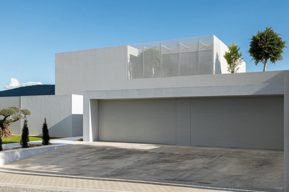 Minimalist White House by Arquitetura501