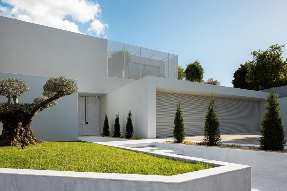 Minimalist White House by Arquitetura501