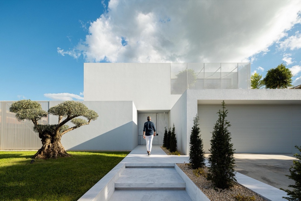 Minimalist White House by Arquitetura501