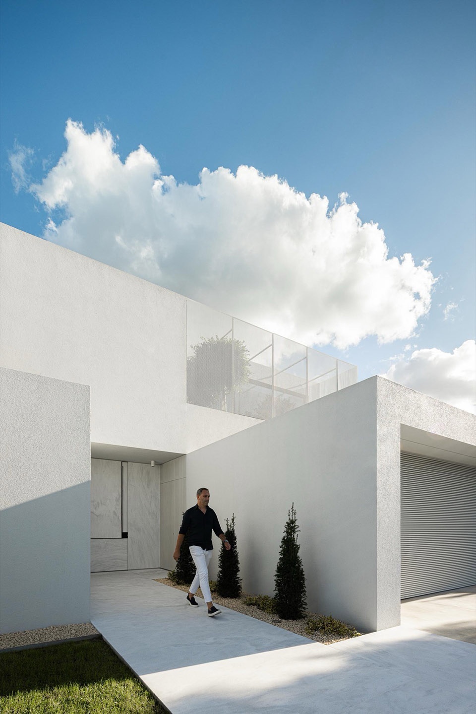 Minimalist White House by Arquitetura501