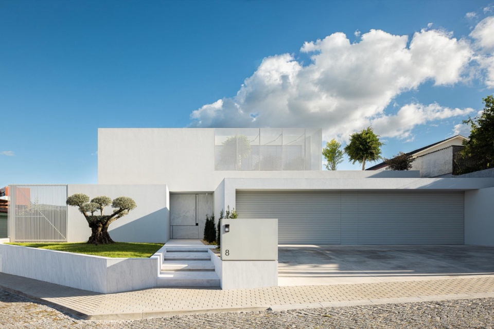 Minimalist White House by Arquitetura501