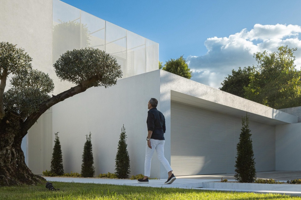 Minimalist White House by Arquitetura501