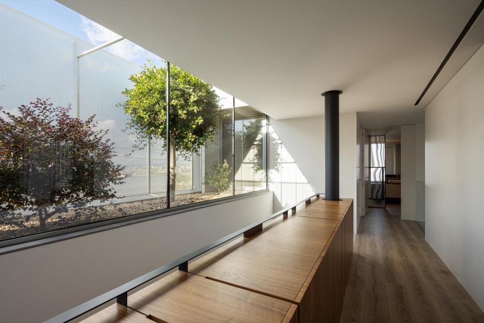 Minimalist White House by Arquitetura501