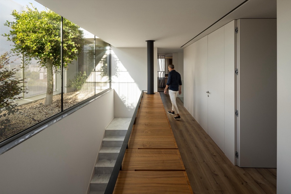 Minimalist White House by Arquitetura501