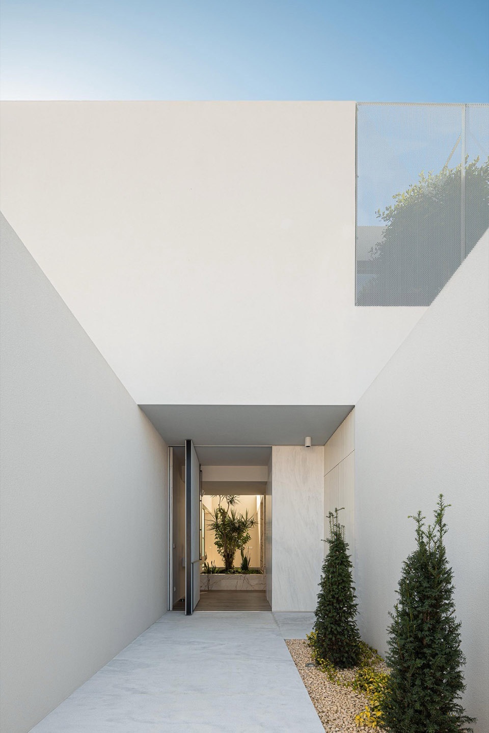 Minimalist White House by Arquitetura501