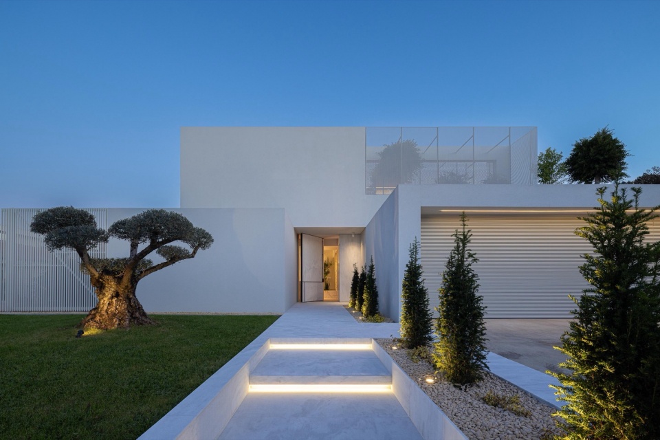 Minimalist White House by Arquitetura501