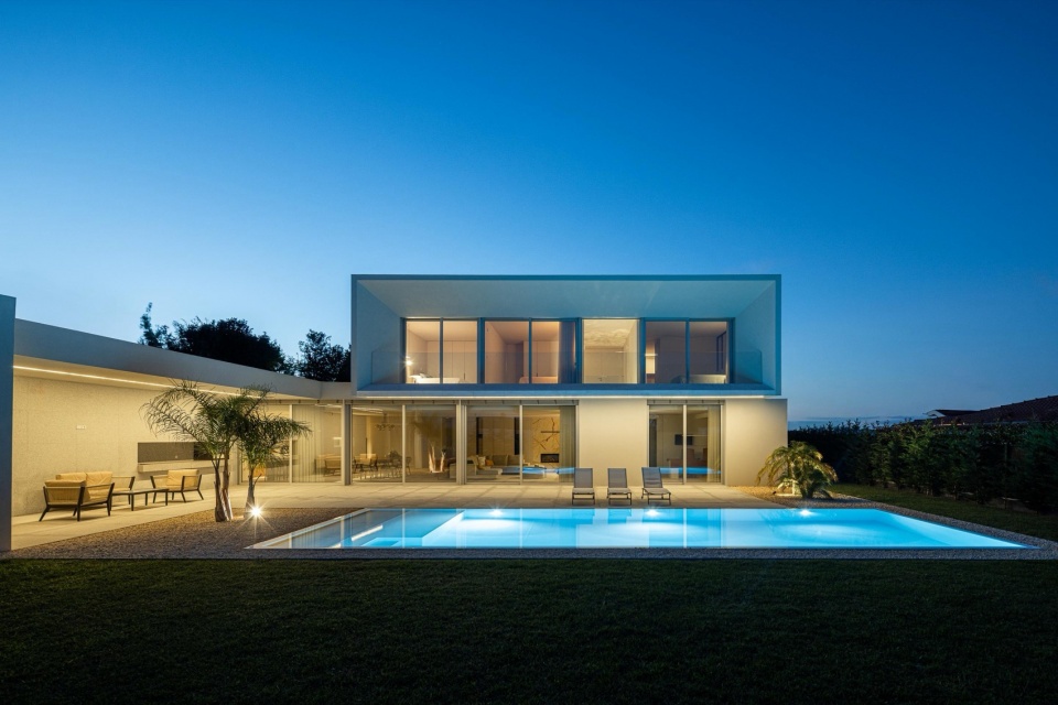 Minimalist White House by Arquitetura501