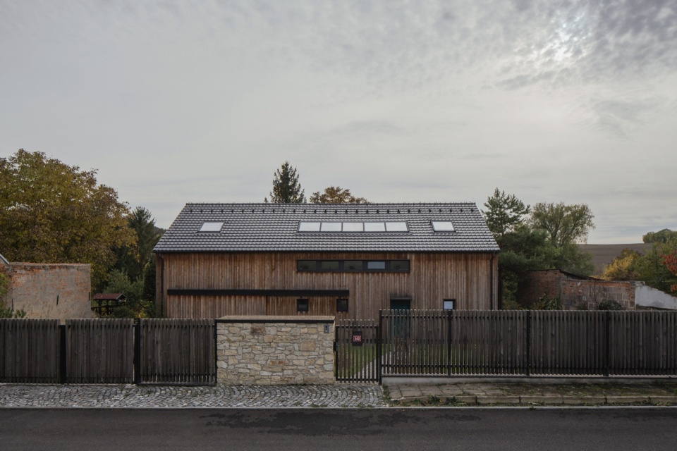 family house in mature garden by mimosa architects