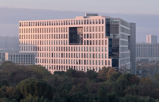 Xingsha Industrial Base Free Trade Headquarters Building by Leeko Architects