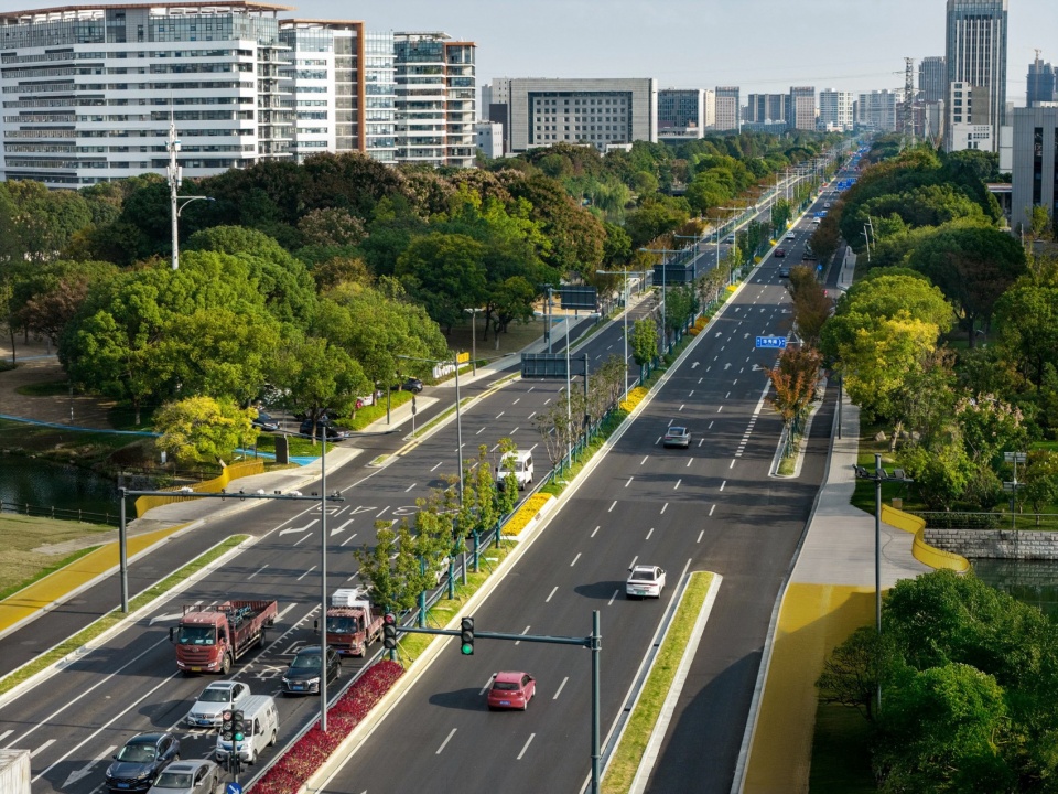Landscape Enhancement Along Linghu Avenue in Wuxi by MYP INC