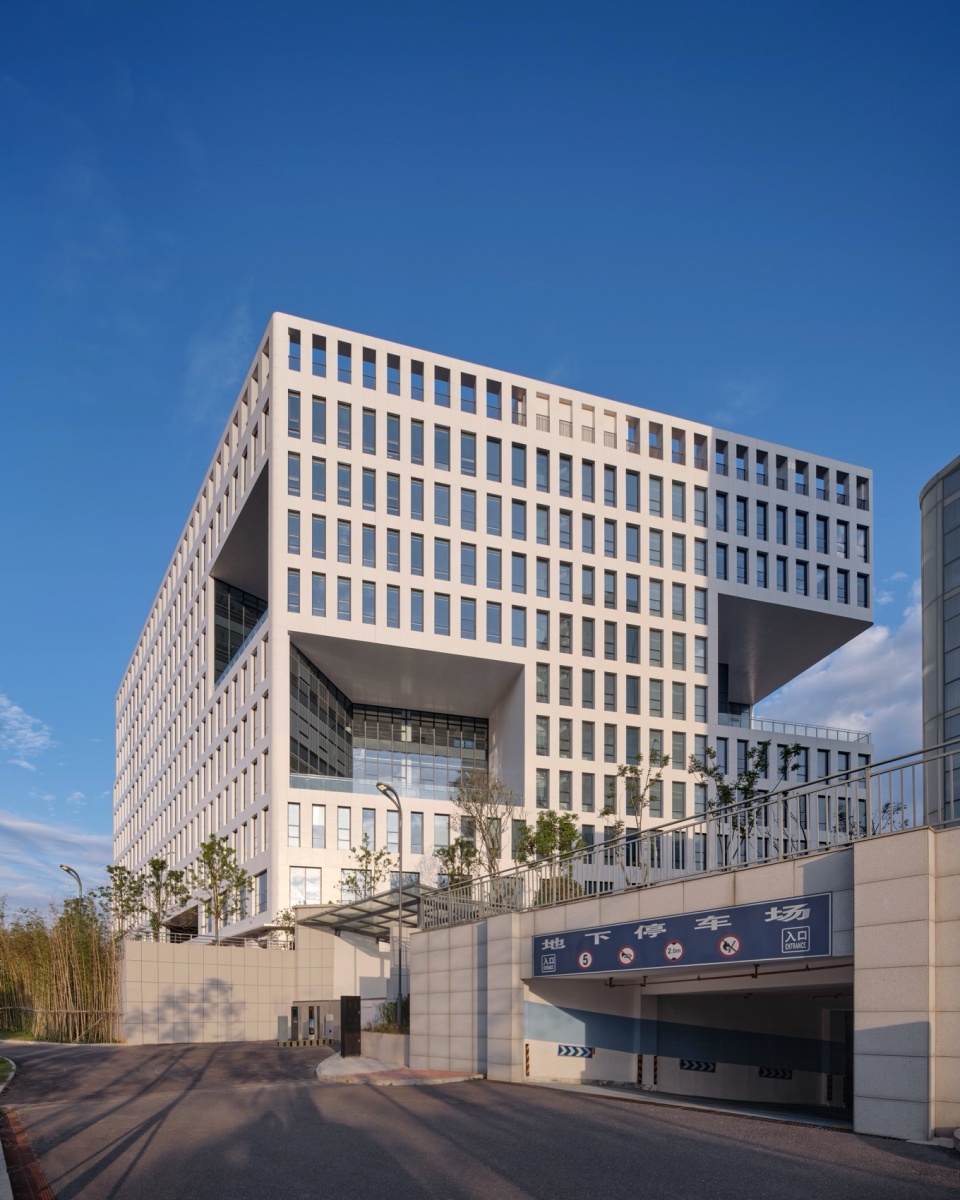 Xingsha Industrial Base Free Trade Headquarters Building by Leeko Architects