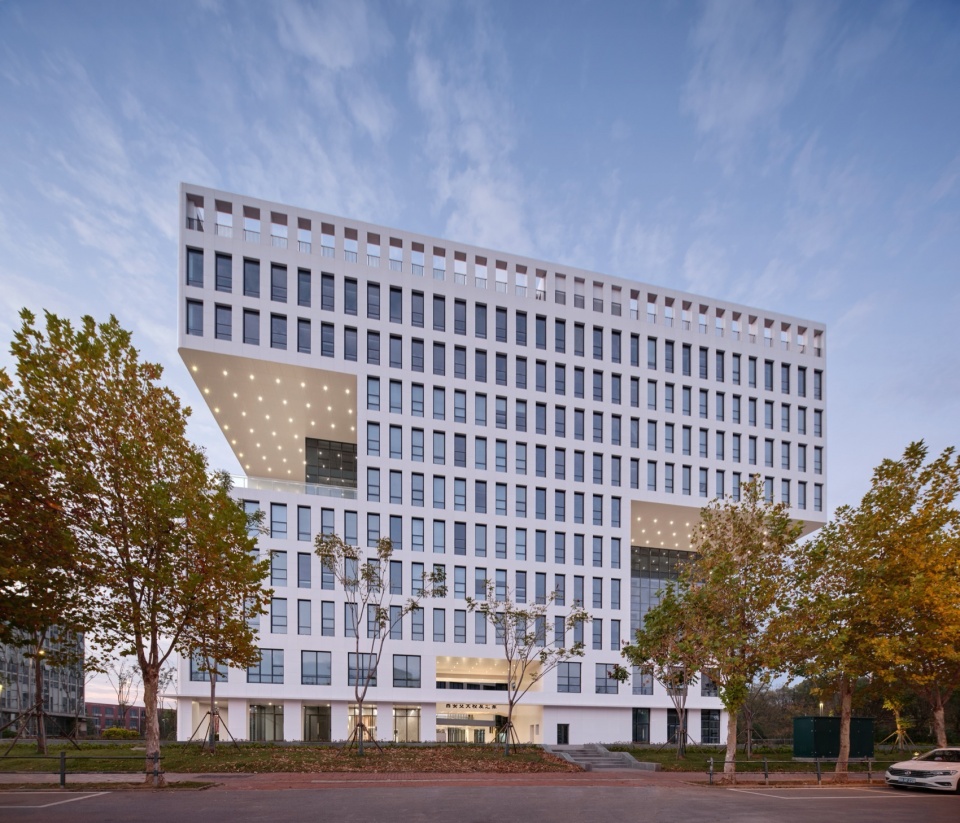 Xingsha Industrial Base Free Trade Headquarters Building by Leeko Architects
