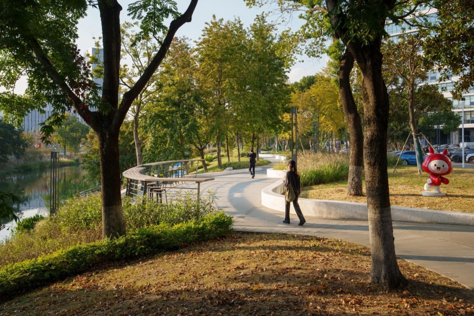 Landscape Enhancement Along Linghu Avenue in Wuxi by MYP INC