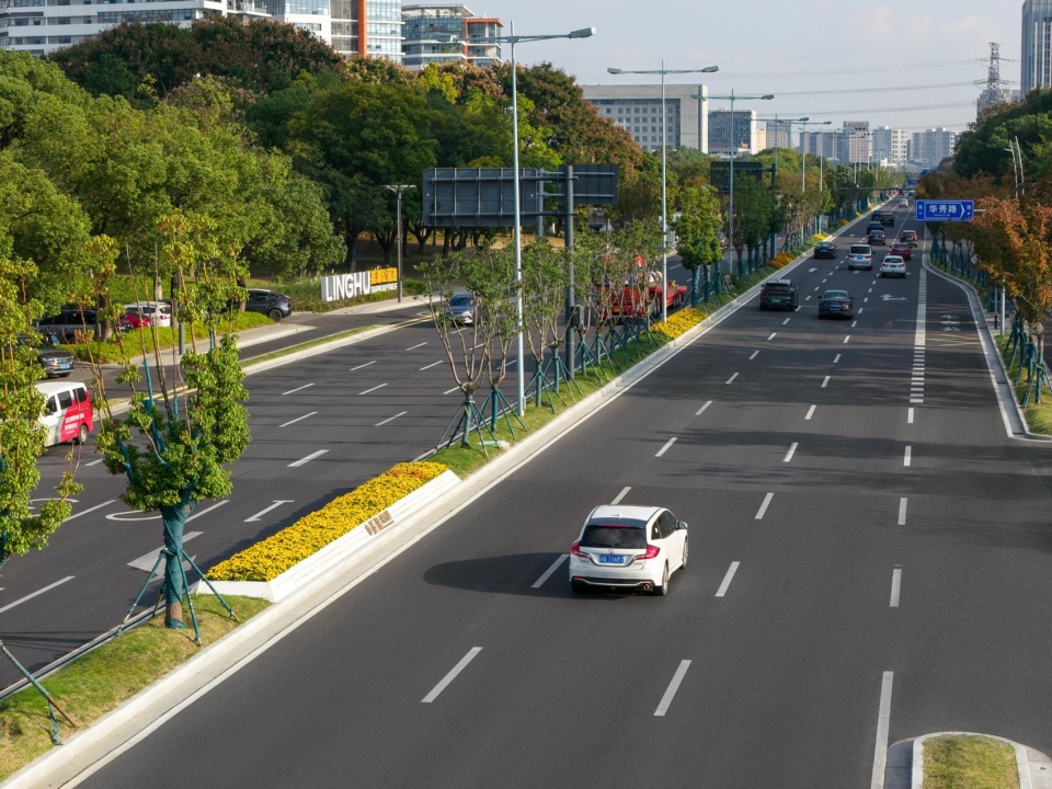 Landscape Enhancement Along Linghu Avenue in Wuxi by MYP INC