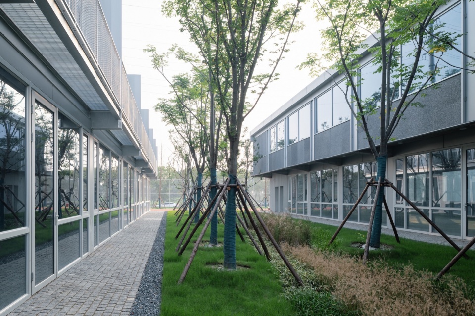 Kunshan Yuanfeng Road Fire Station by genarchitects