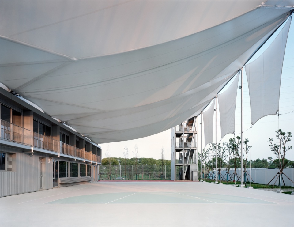 Kunshan Yuanfeng Road Fire Station by genarchitects