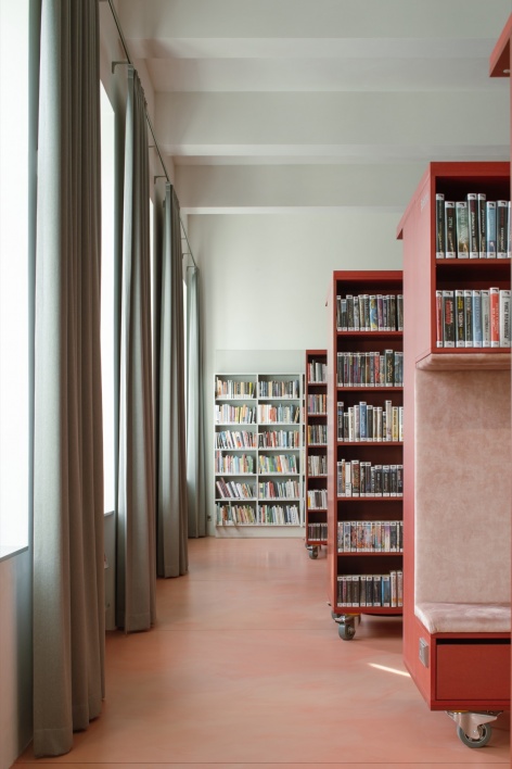 library in cerveny kostelec by papundekl architekti