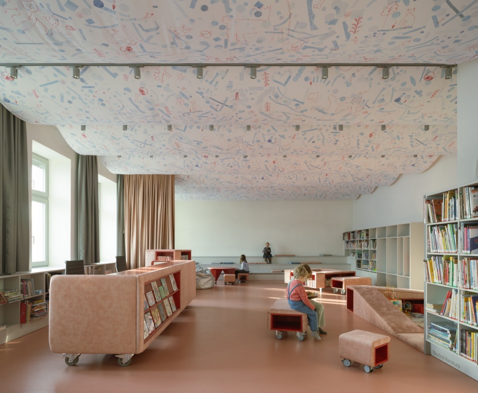 library in cerveny kostelec by papundekl architekti