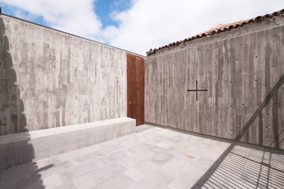 Church of Saint Michael the Archangel Geneto by Alejandro Beautell