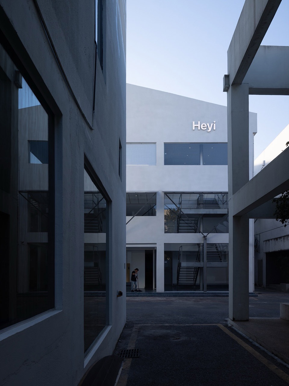 Heyi office by DEPARTURE DESIGN STUDIO
