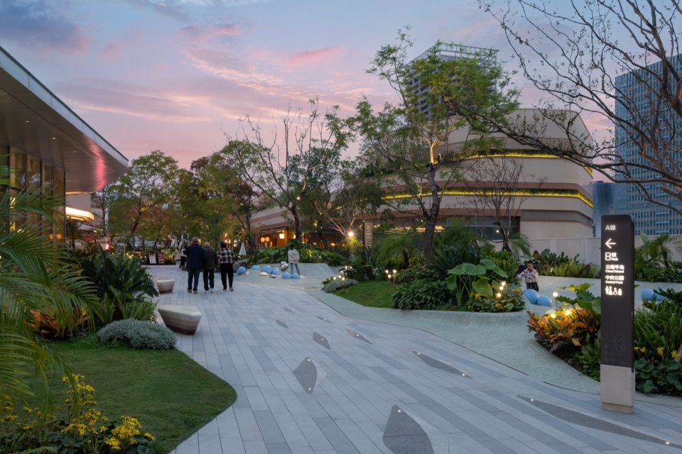 The Ring Garden City Commercial Complex Chongqing by WTD
