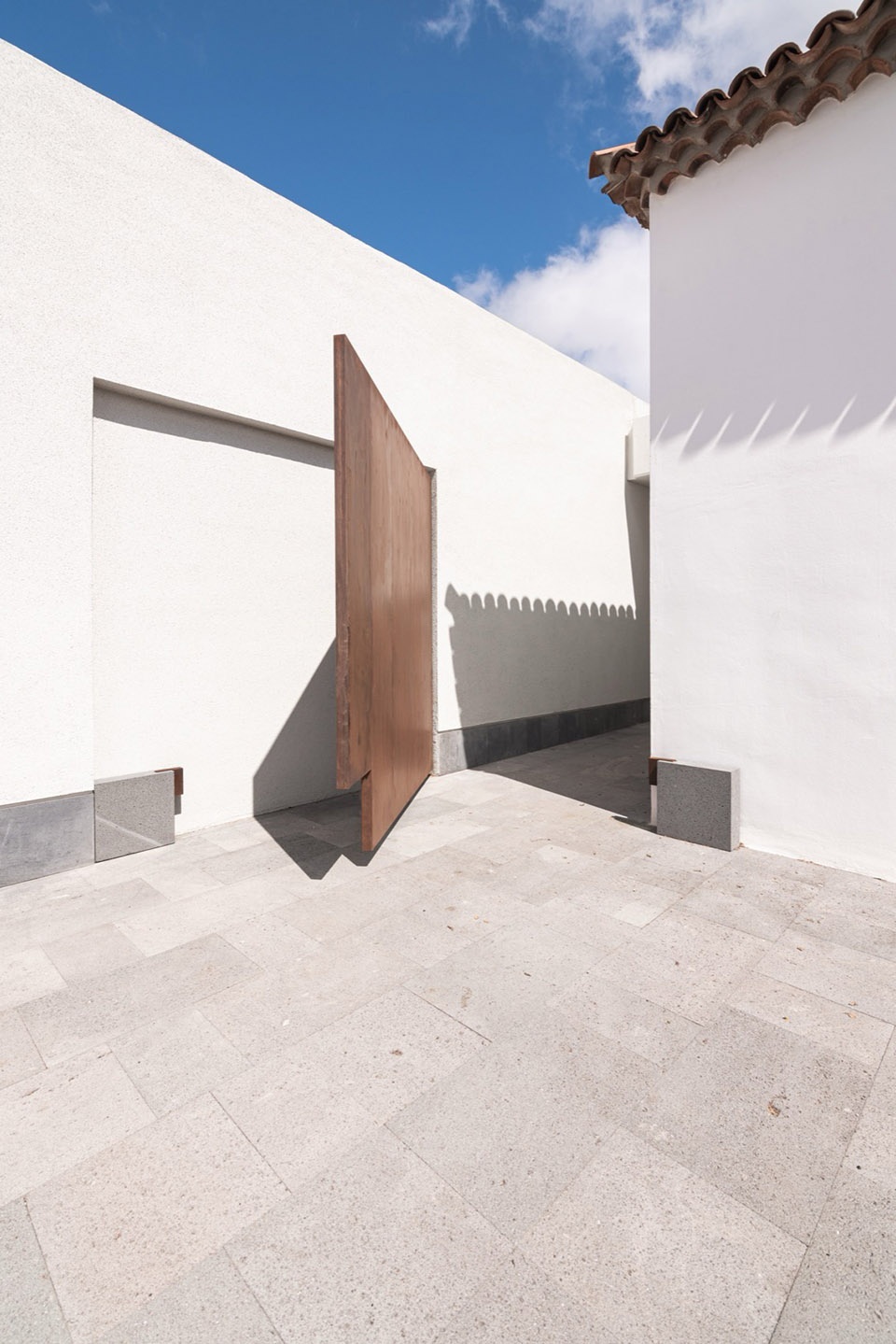 Church of Saint Michael the Archangel Geneto by Alejandro Beautell