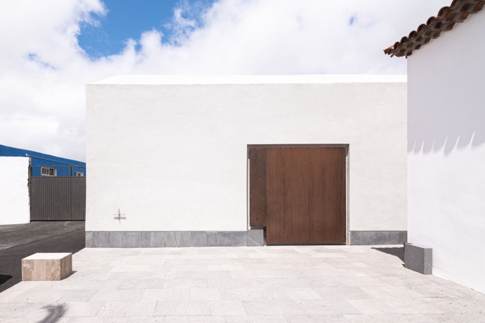 Church of Saint Michael the Archangel Geneto by Alejandro Beautell