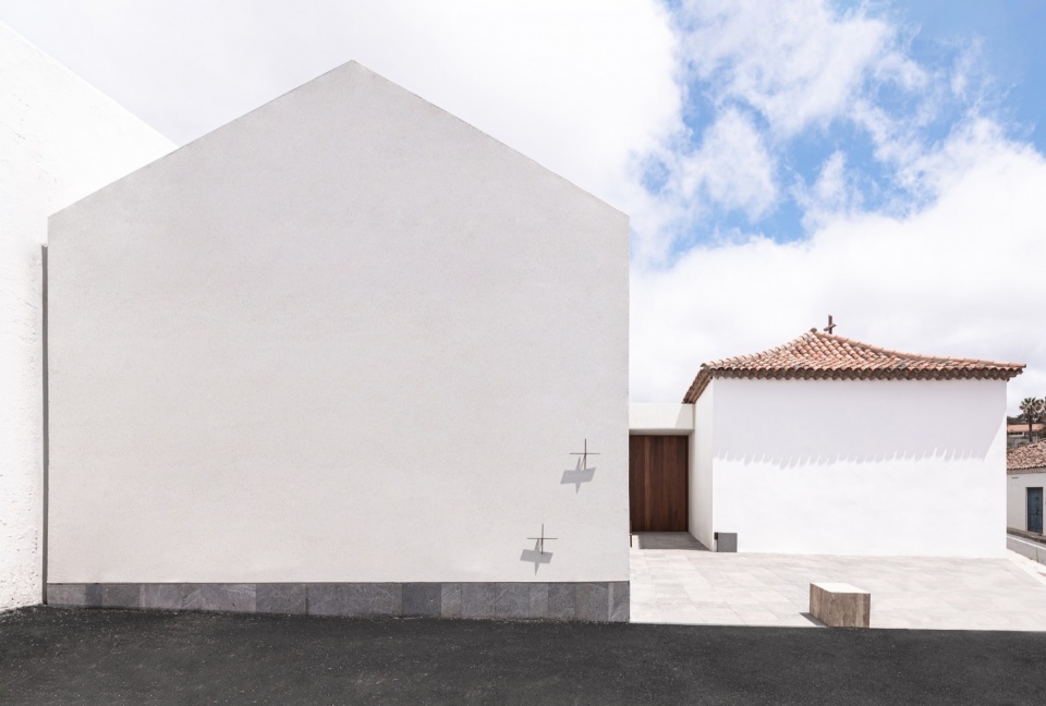 Church of Saint Michael the Archangel Geneto by Alejandro Beautell
