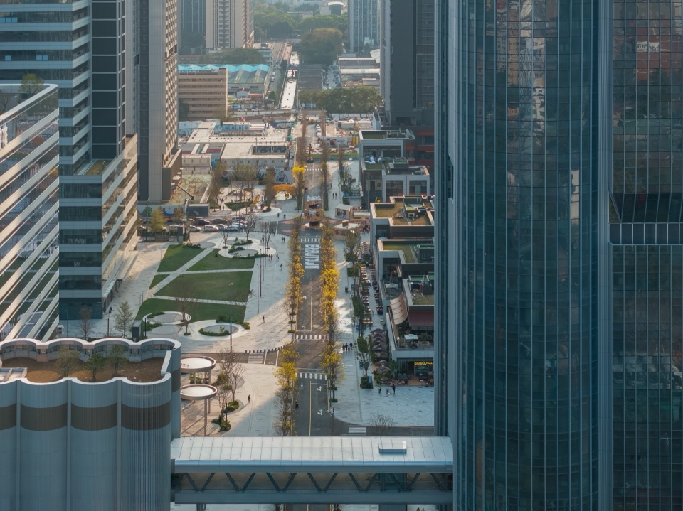 CRB Tech Innovative City by Aedas