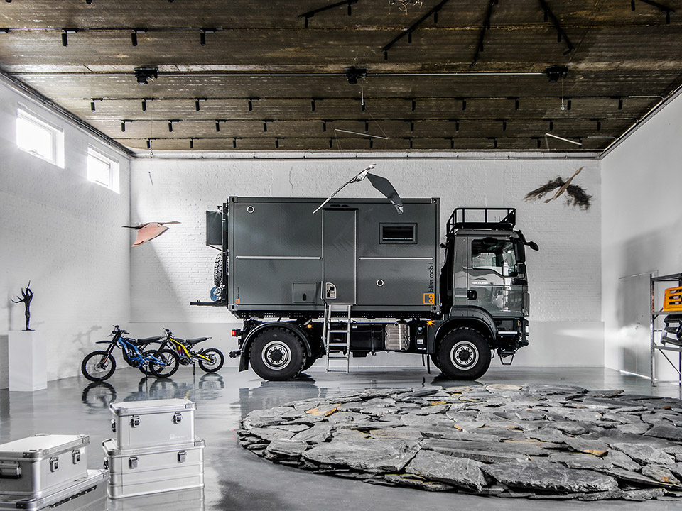 mercedes unimog showroom in beijing by guo ban er