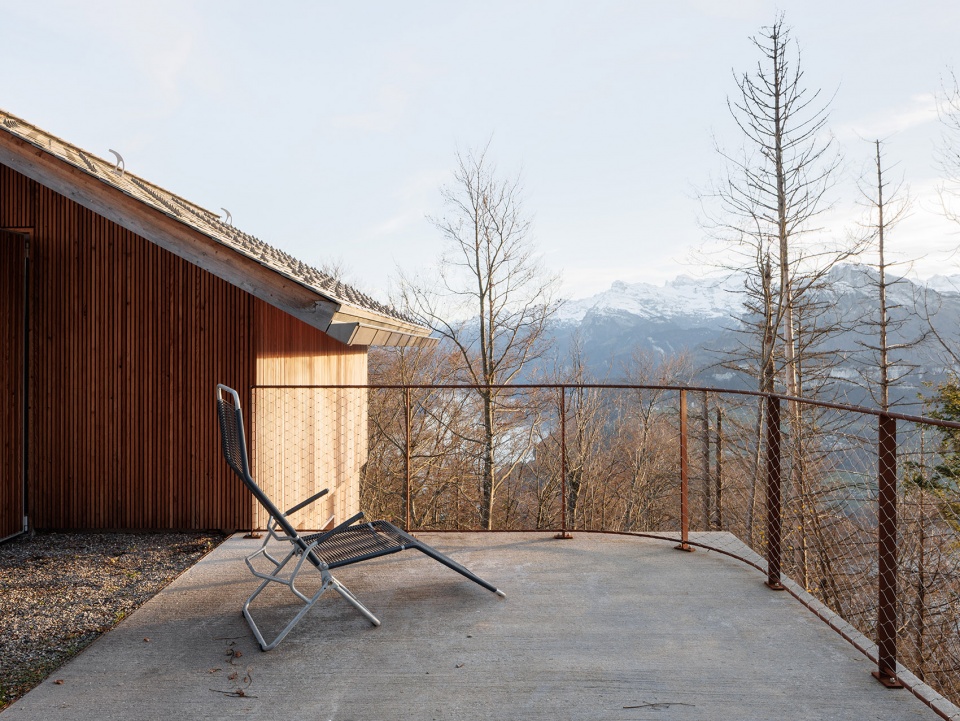 the swiss alpine cabin reconstruction by guca arch