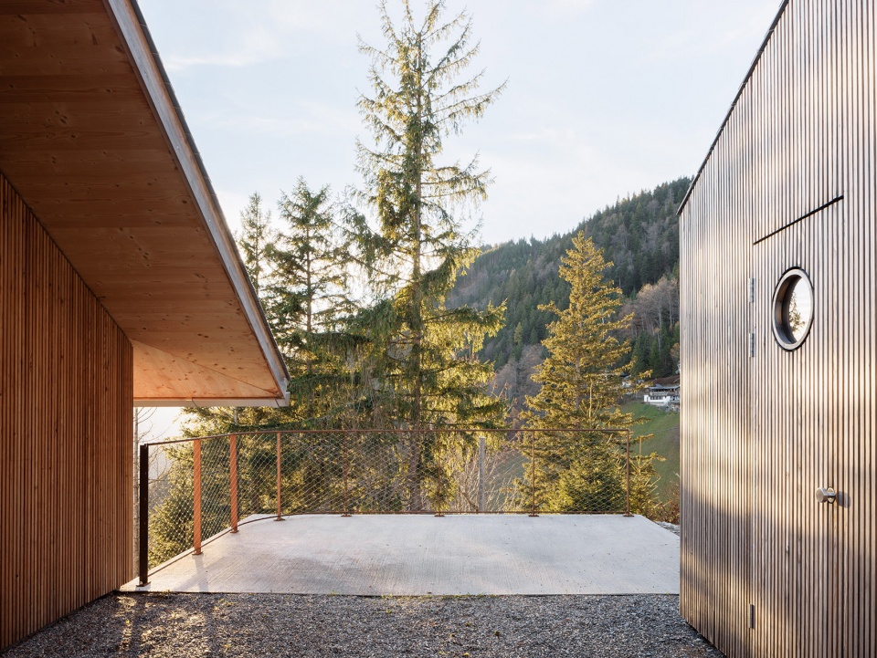 the swiss alpine cabin reconstruction by guca arch