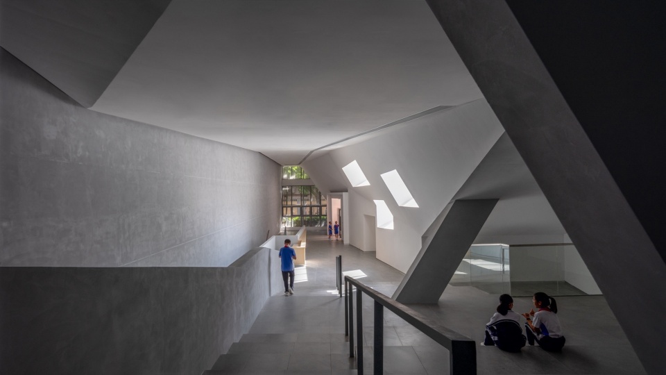 Intervention of Hongling Middle School Shixia Campus by Tumushi Architects